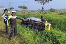 Truk Boks Kecelakaan di Tol Solo-Ngawi, Muatannya Ternyata Barang Lengket - JPNN.com Jatim