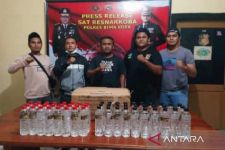 Tertib Saat Ramadan: Polres Bima Sita Puluhan Botol Arak Bali dari Mak-mak - JPNN.com NTB