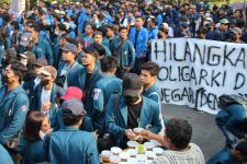 Cerita Doni dan Yanto, Penjual Es Teh di Tengah Lautan Demonstran - JPNN.com Jateng