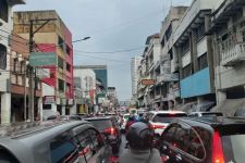 Antisipasi Keramaian, Tiga Peleton Satpol PP Diterjunkan di Alun-alun Bandung - JPNN.com Jabar