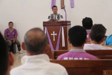 Adem! Puluhan Narapidana Rutan Kelas I Depok Mengikuti Ibadah Jumat Agung - JPNN.com Jabar