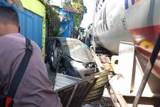 Mesin Mati Mendadak, Mobil di Kota Malang Terseret Kereta Api - JPNN.com Jatim
