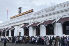 Ratusan Orang Berdiri Berjejer di Halaman Polrestabes Surabaya, Oh Ternyata - JPNN.com Jatim