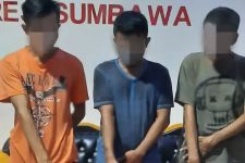 Momen Puasa, 3 Pria Ini Aktif Edarkan Narkoba, Polisi Temukan di Pipa Saluran Air - JPNN.com NTB