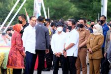 Jokowi Datangi Kampung Nelayan Bulak, Warga Minta Dibuatkan Pemecah Ombak - JPNN.com Jatim