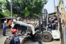 Proses Evakuasi Mobil Ringsek di Perlintasan Rawa Geni Berlangsung Selama 3 Jam - JPNN.com Jabar