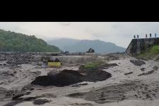 Detik-detik Truk Armada Pasir di Lumajang Terseret Banjir Lahar - JPNN.com Jatim