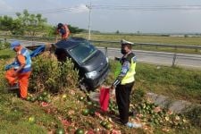 Kecelakaan Tol Surabaya-Mojokerto: Truk Vs Pikap & Vios, Muatan Semangka Tak Tertolong - JPNN.com Jatim