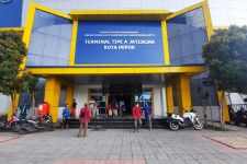 Hari Kedua Lebaran Ratusan Pemudik Masih Memadati Terminal Jatijajar Kota Depok - JPNN.com Jabar