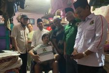 Ikhtiar Bulan Ramadan, PPP Berikan 5 Kursi Roda Kepada Warga Surabaya - JPNN.com Jatim