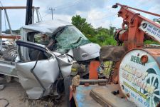 Kecelakaan di Karanganyar, Gran Max Hantam Bak Kontainer, Remuk - JPNN.com Jateng