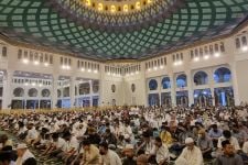 10 Ribu Jemaah Penuhi Masjid Al-Akbar di Malam Qiyamul Lail - JPNN.com Jatim