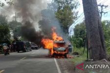 Belum Sampai Kampung, Mobil Pemudik Terbakar di Jalan, Apes Amat! - JPNN.com Jatim