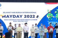 Hari Buruh Internasional, Menaker Ida Fauziyah Bagikan Ribuan Paket Sembako - JPNN.com Jatim