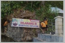 Kepada Wisatawan di Gunungkidul, Perhatikan Rambu Tim SAR Agar Tak Terseret Ombak - JPNN.com Jogja