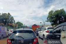 Jalur Cianjur-Bandung Macet Parah, Antrean Kendaraan 'Mengular' Hingga 15 Kilometer - JPNN.com Jabar