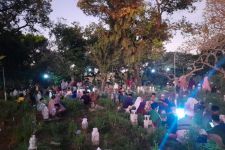 Tradisi Ziarah ke Kubur: Rezeki Nomplok Pedagang Bunga Saat Lebaran - JPNN.com NTB