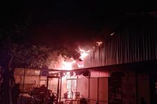 Kebakaran Dahsyat Menghanguskan Toko Pertanian di Semarang - JPNN.com Jateng