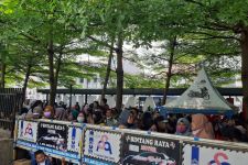 Lihat, Wisatawan Antre di Taman Alun-alun Bandung yang Tutup - JPNN.com Jabar