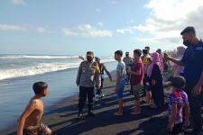 Gelombang Pantai Watu Pecak Lumajang Tinggi, Wisatawan Jangan Sampai Jadi Korban! - JPNN.com Jatim