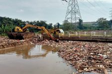 Antisipasi Banjir di Musim Hujan, DPUPR Depok Angkut Tumpukan Sampah di Kali Pesanggrahan - JPNN.com Jabar