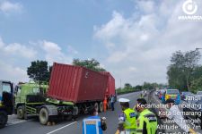 Berita Terkini Kemacetan di Flyover Jatingaleh Semarang, Lihat Truk Kontainer Ini - JPNN.com Jateng