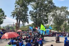 Bawa Enam Tuntutan Untuk Ridwan Kamil, Massa Aksi Buruh Geruduk Gedung Sate - JPNN.com Jabar