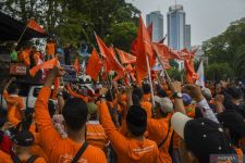 Demo Buruh Suarakan 18 Tuntutan, Massa Beraksi Juga di NTB  - JPNN.com NTB