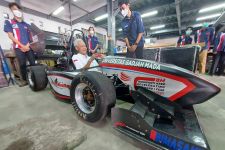 Ganjar Terkesan dengan Mobil Formula 1 Buatan UGM, Langsung Naik Menjajal - JPNN.com Jateng
