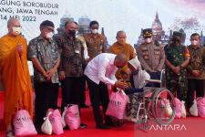 Menjelang Waisak, Warga di Sekitar Candi Borobudur Ketiban Berkah - JPNN.com Jateng