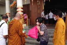 Biksu di Vihara Tanah Putih Terima Pindapata Pakai Mangkuk Emas - JPNN.com Jateng