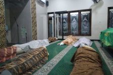 Pemakaman Korban Kecelakaan Bus Ardiansyah Dalam Satu Liang Lahad - JPNN.com Jatim