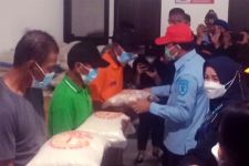 Bantu Nelayan Terdampak Kebakaran Kapal di Cilacap, Petugas Lapas Gelar Bakti Sosial - JPNN.com Jateng