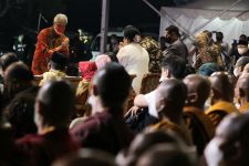 Ganjar Bergetar Melihat Umat Buddha Sembahyang di Candi Borobudur - JPNN.com Jateng