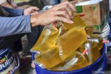 Minyak Goreng Curah Rp 14.000 per Liter Seluruh Indonesia, Termasuk NTB - JPNN.com NTB