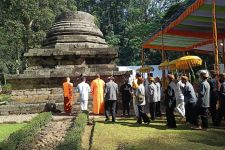 Rayakan Waisak di Candi Sumberawan Malang, Peserta Berkebaya dan Berbelangkon - JPNN.com Jatim