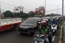 Hari Pertama Penutupan Jalan Dewi Sartika, Penumpukan Kendaraan Terjadi di Mana-mana - JPNN.com Jabar