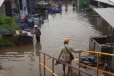 Pengakuan Pekerja yang Terjebak Banjir Rob Semarang: Kayak Tsunami! - JPNN.com Jateng