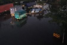 Berita Terkini Banjir Rob Semarang, Sukarelawan Masih Berjibaku - JPNN.com Jateng