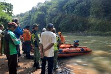 Pencarian Siswa SMPIT Al-Hikmah Dilanjutkan, Damkar Depok Sisir Sungai Ciliwung - JPNN.com Jabar