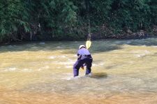 Ritual Memukul Dayung Warnai Proses Pencarian Korban Hanyut di Kali Ciliwung - JPNN.com Jabar