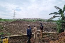 Kali Pesanggrahan Tercemar Longsoran Sampah Dari TPA Cipayung - JPNN.com Jabar