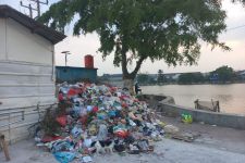 Begini Penjelasan DLHK Kota Depok Soal Tumpukan Sampah di Situ Rawa Besar - JPNN.com Jabar