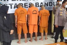 Polisi Tangkap Tiga Orang Pembunuh di Cisaranten Bandung - JPNN.com Jabar