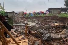 Rumah Makan Saung 3 Ambruk, Camat: Korban Meninggal Akibat Terkena Longsoran Batu - JPNN.com Jabar
