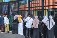 Calon Haji Embarkasi Surabaya Ditengok Keluarga, Diminta Mendoakan Begini - JPNN.com Jatim