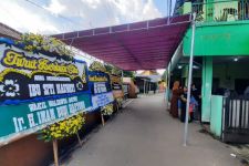 Karangan Bunga Memenuhi Rumah Duka Korban Longsor Saung 3 - JPNN.com Jabar
