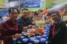 Nostalgia Saat di Surabaya, Djarot Nikmati Tahu Campur Bersama Cak Awi - JPNN.com Jatim