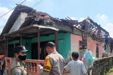 Satpol PP Kota Depok Bantu Evakuasi Rumah Ambruk di Jalan Dadap Dalam - JPNN.com Jabar