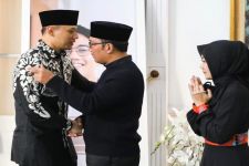 AHY Takziah ke Rumah Ridwan Kamil, Dia Membisikan Sesuatu ke Telinga Kang Emil - JPNN.com Lampung